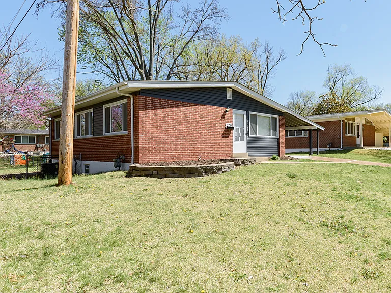 720 Jamaica Pl — Photo 2
