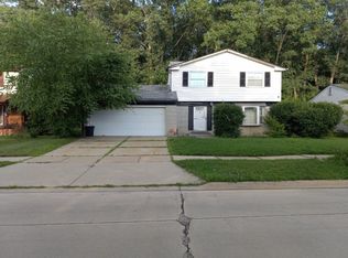 30486 Winthrop Dr, Madison Heights, MI 48071