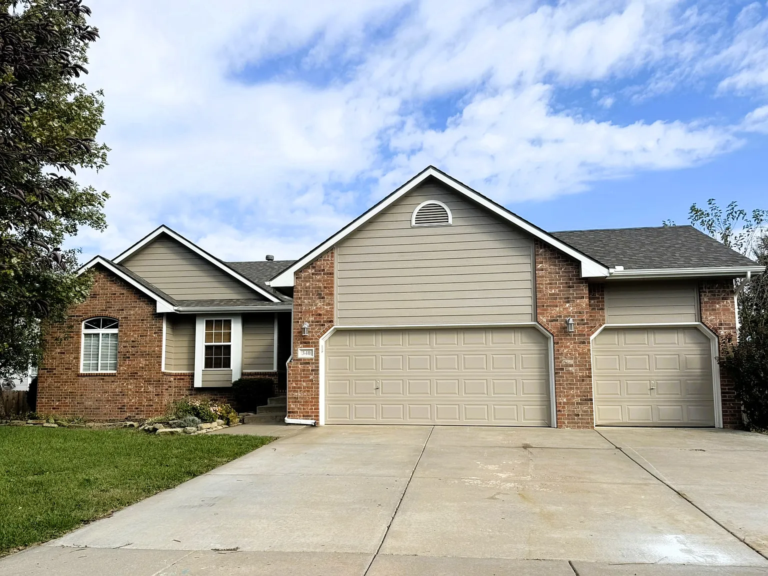4 bed, 2200 sqft, $2,100 — Photo 2