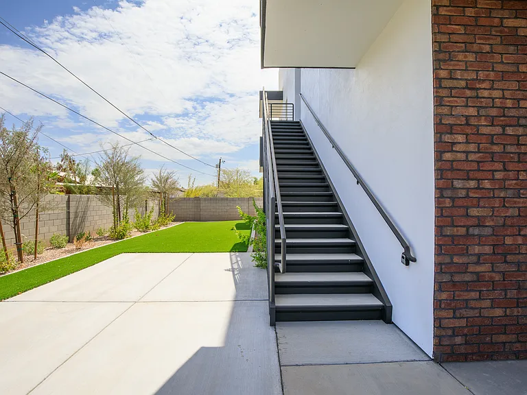 1580 W Garfield St — Photo 28