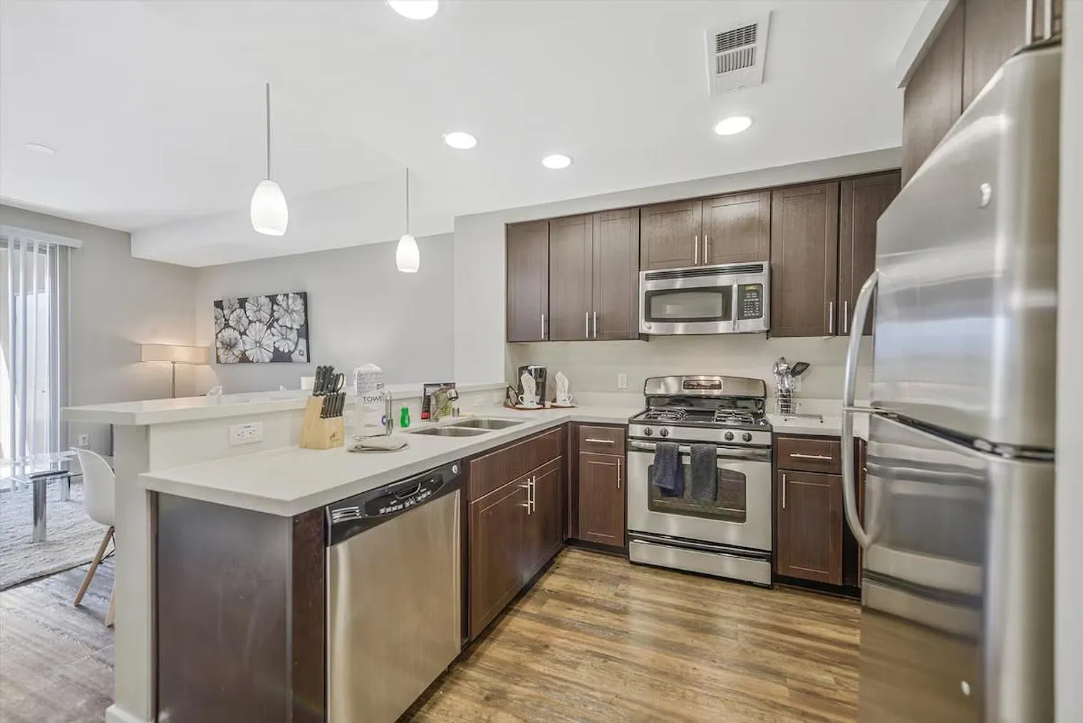 1 bed, 1.0 bath, 764 sqft, $6,822 — Photo 4