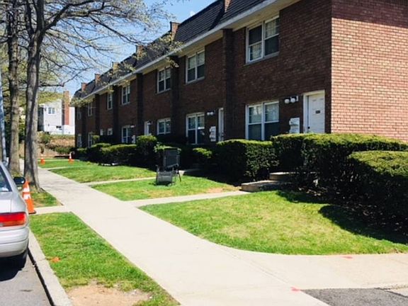 2nd image of 100 Parkinson Ave