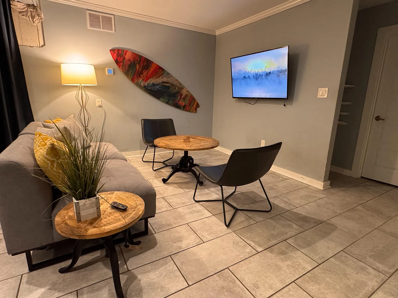 3 bed, 1.0 bath, 800 sqft, $1,139 — Photo 3