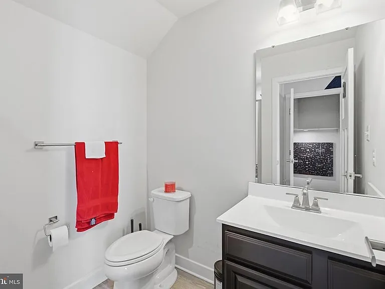 Loft Full Bathroom