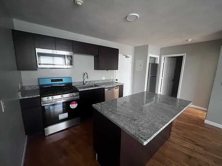 607 Charles St #8 — Photo 8