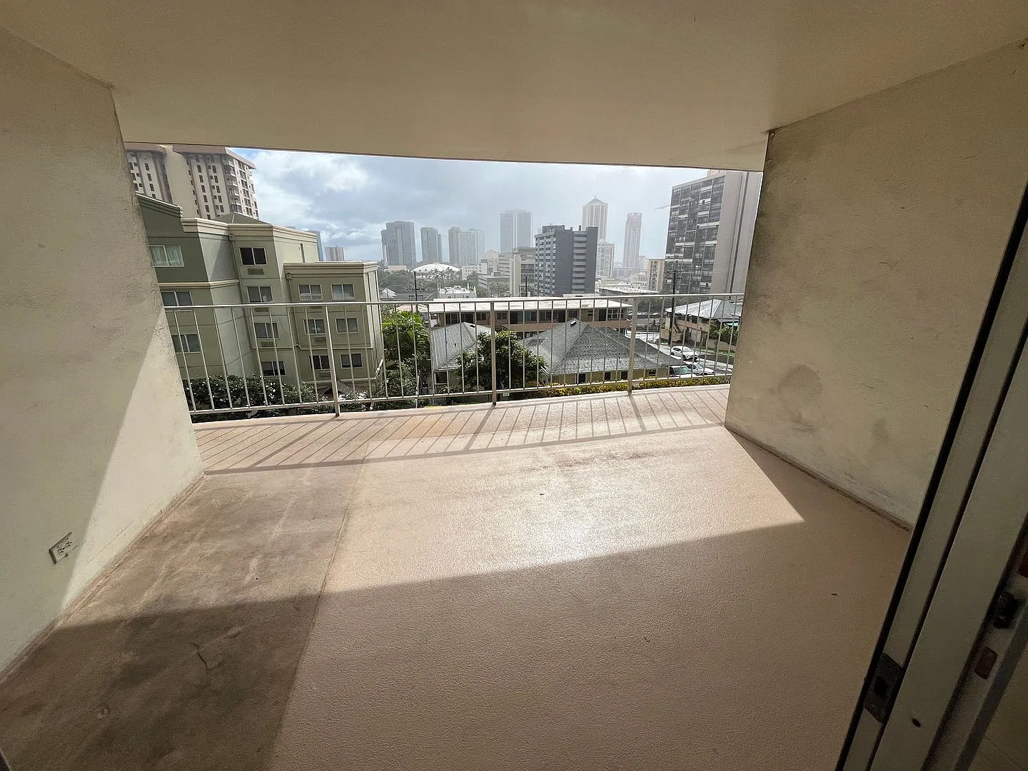 Academy Tower (Ward Ave/Honolulu) - 2 bedrooms, 2 bathrooms, 2 parking, swimming pool — Photo 4