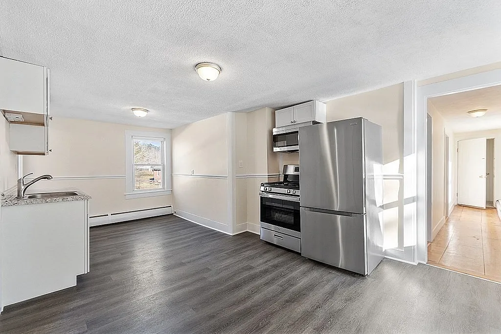 3 bed, 1.0 bath, 1200 sqft, $2,800 — Photo 4