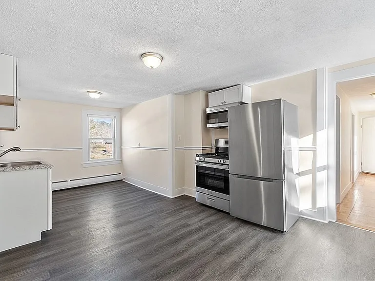 8 Main St #2-R — Photo 4