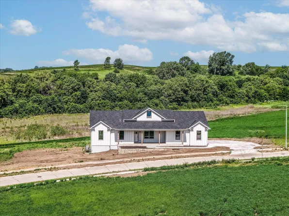 610 Harvest Hills Dr, Woodbine, IA 51579