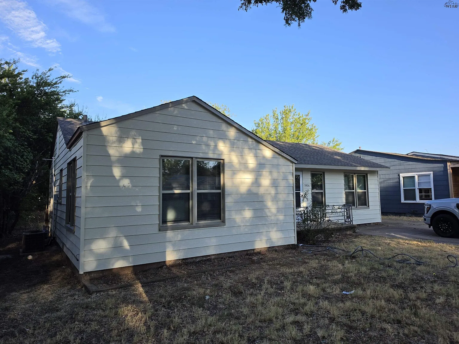2 bed, 1.0 bath, 1200 sqft, $1,300 — Photo 2