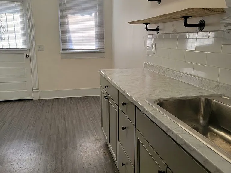 1431 S Floyd St — Photo 12