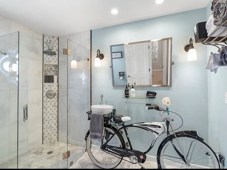 N 53rd Pl — Photo 18