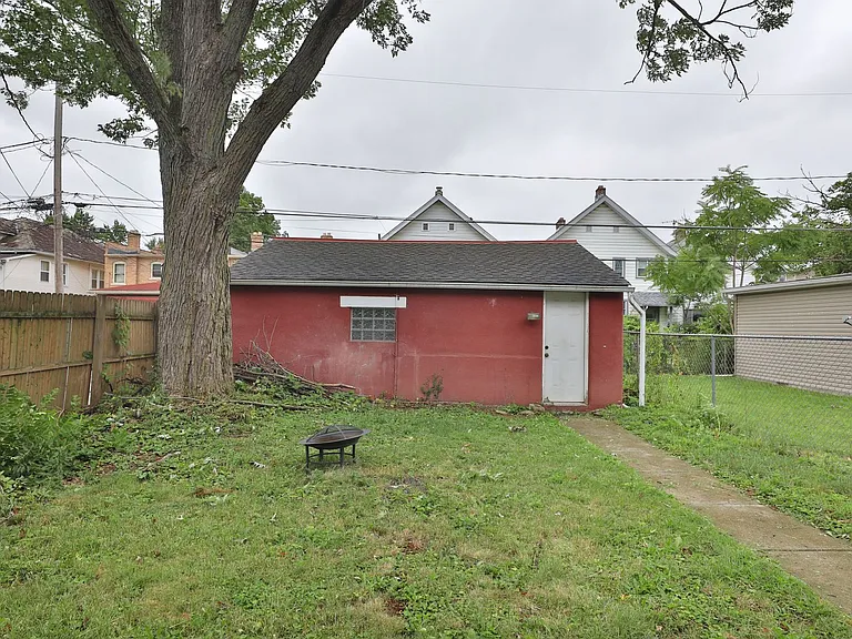 2403 Summit St — Photo 31