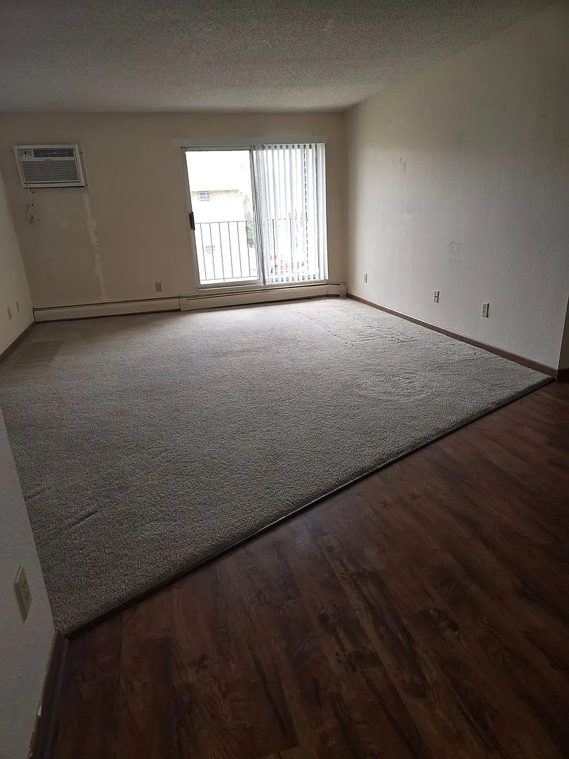 Building Photo - 913 6th Ave NE #301