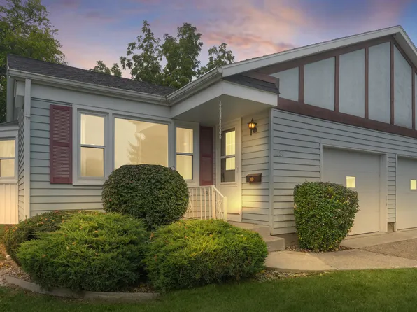 1050 Village Ln, Jenison, MI 49428