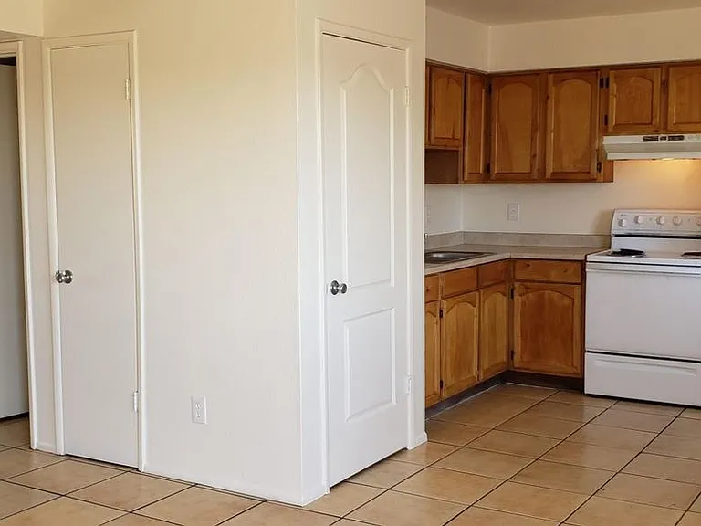 1623 E Wood St — Photo 3