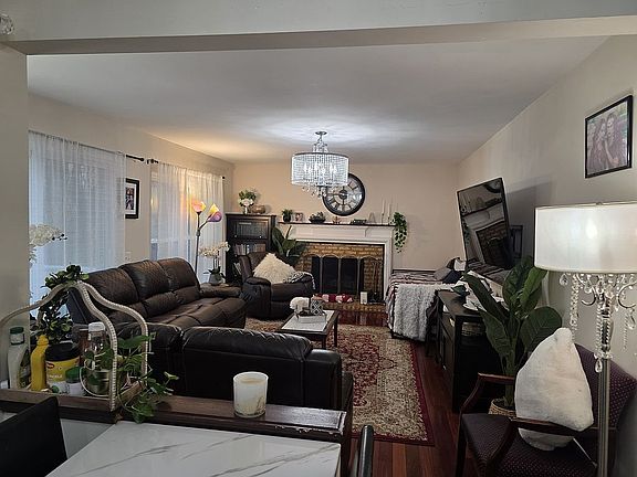 3rd image of 425 Thornridge Ct