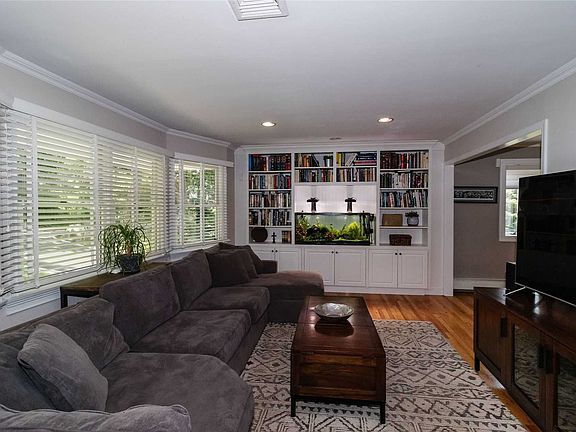4th image of 31 Ketewomoke Dr