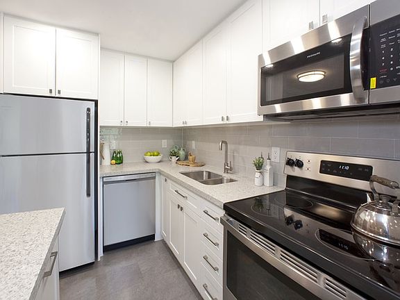 3rd image of 135 Allan St #1532004