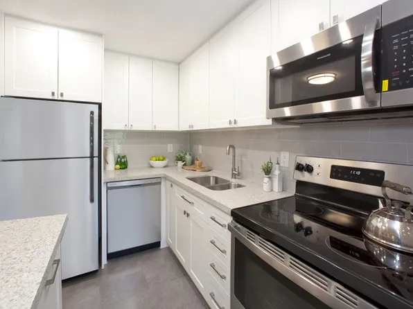 135 Allan St, Oakville, ON L6J 3N4