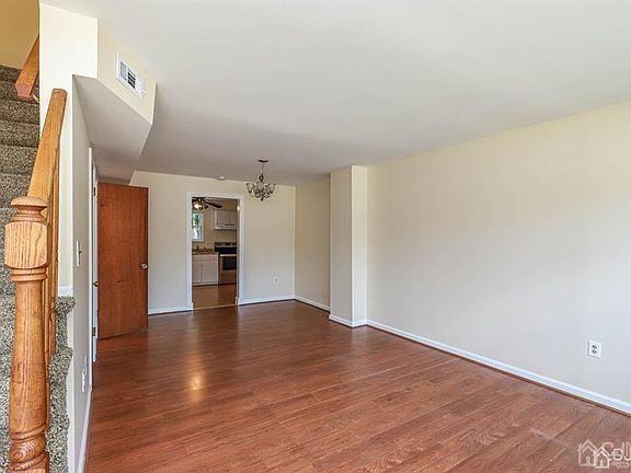 3rd image of 209 Briar Mills Dr