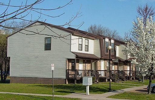 Meadow Ridge Townhomes - 600 E Campus Drive, Carbondale