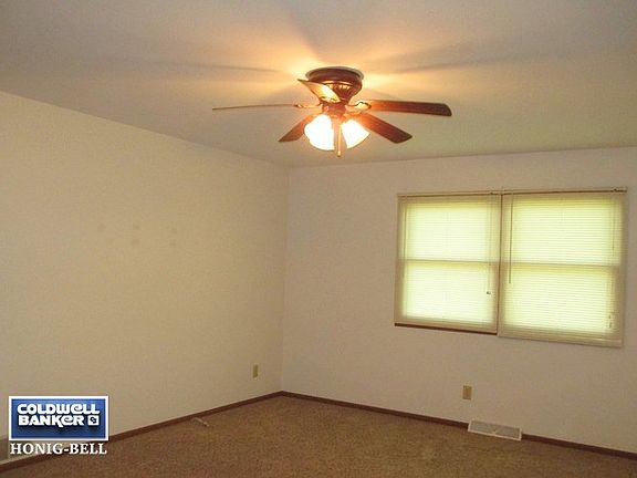 4th image of 877 Holiday Dr