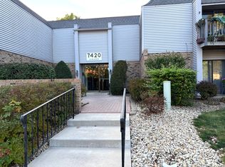 7420 Grand Ave APT 102B, Downers Grove, IL 60516