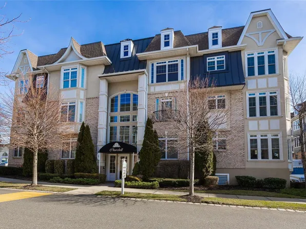 1329 Roosevelt Way #50, Westbury, NY 11590