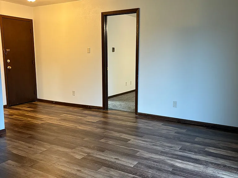 Immaculate Updated 1 Bedroom with 1 Bath — Photo 9