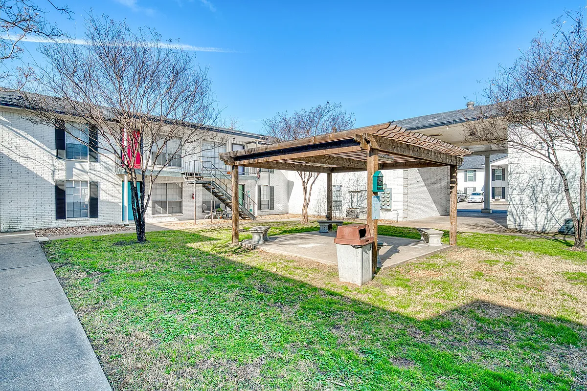 Midtown Manor and Towers Apartments Gazebo - Midtown Manor and Towers