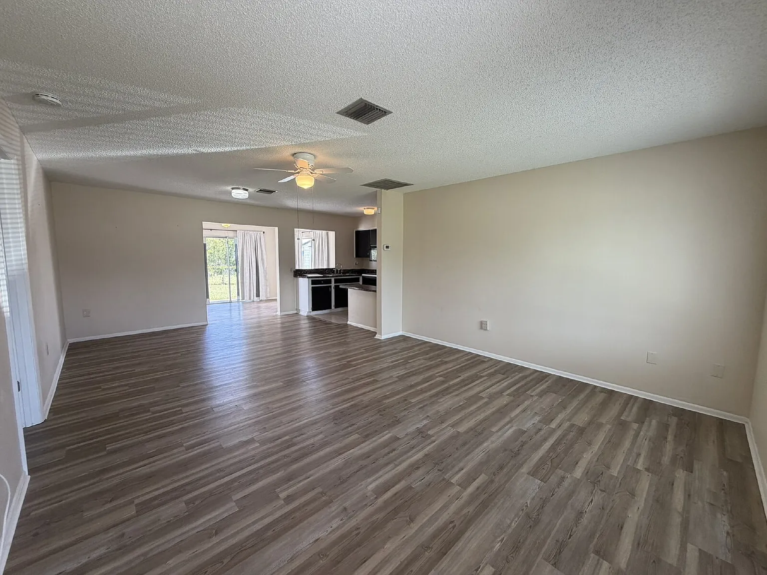 1 bed, 1.0 bath, 909 sqft, $1,100 — Photo 2
