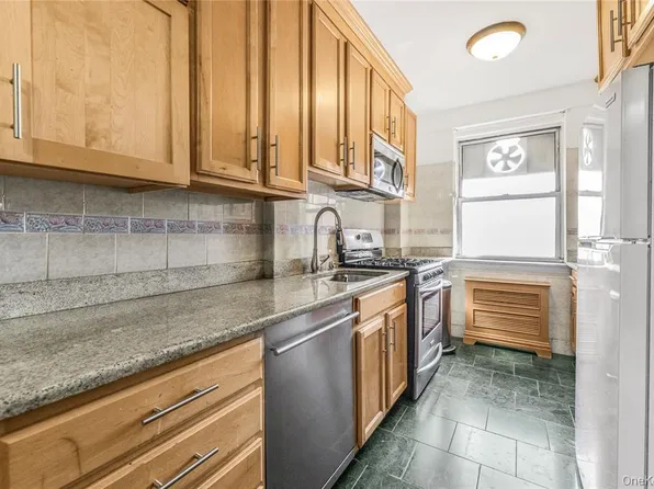 3725 Henry Hudson Parkway West image 2 of 27