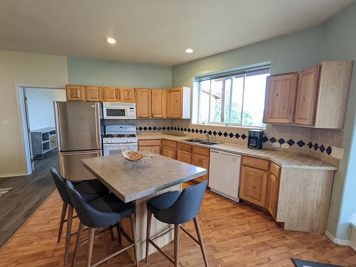 2 bed, 4582 sqft, $1,200 — Photo 2