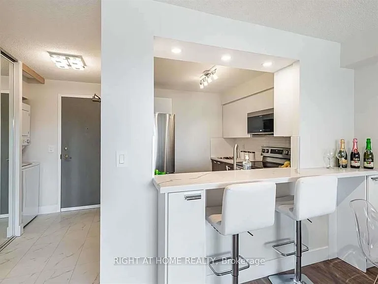 555 Wilson Heights Blvd #215 — Photo 7