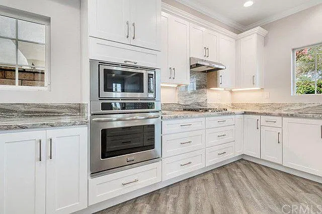 5 bed, 2300 sqft, $6,300 — Photo 2