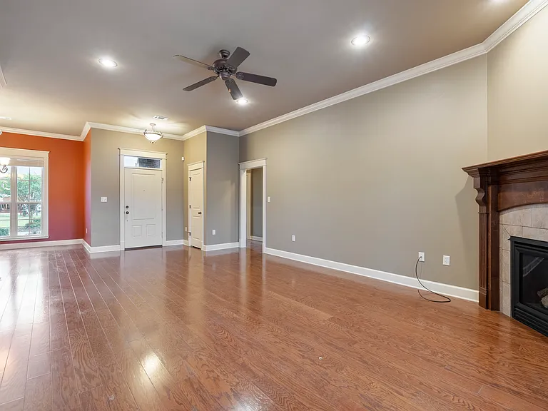 1300 Edge Valley Dr N — Photo 2