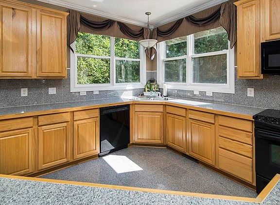 5th image of 7005 Locke Dr
