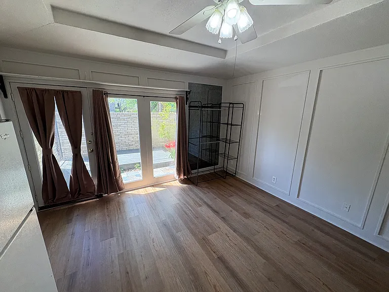 900 N Austin St — Photo 3
