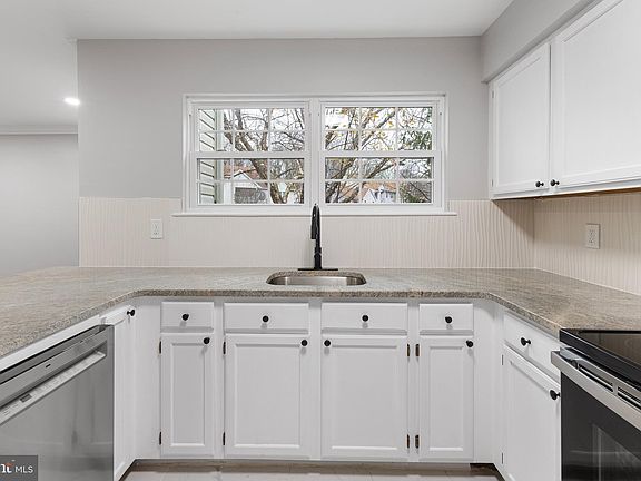 5th image of 712 Walden Cir