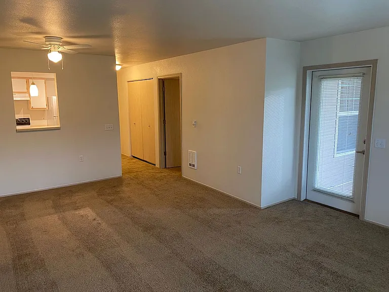 Sunrise Pointe Apartments — Photo 48