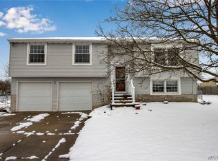 16 Crofton Ct, West Seneca, NY 14224