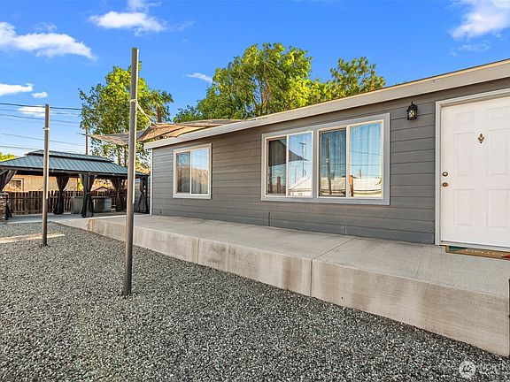 2nd image of 3906 Malaga Avenue