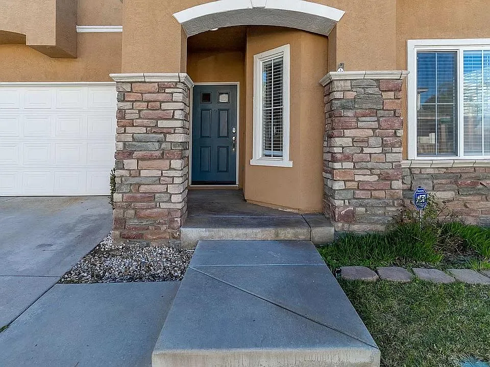 4 bed, 2.5 bath, 2316 sqft, $4,200 — Photo 3