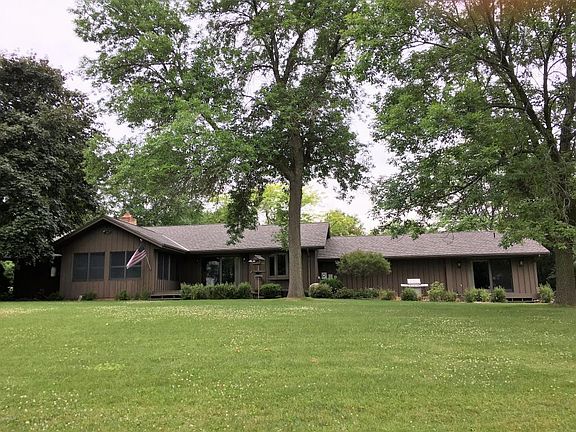 2nd image of 2835 Fairway Dr NE