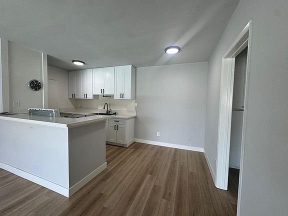 4th image of 11255 Moorpark St #9