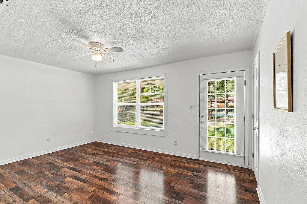 3 bed, 1.0 bath, 1100 sqft, $1,300 — Photo 4