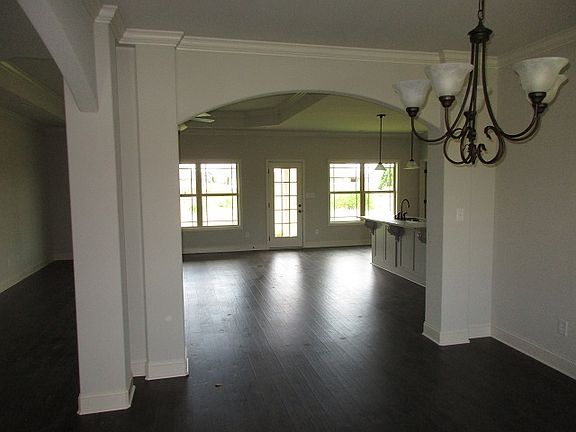 5th image of 102 Ivy Meadow Cir