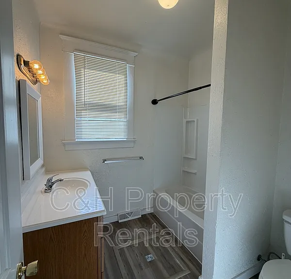 32 Custer Ave #1 — Photo 5