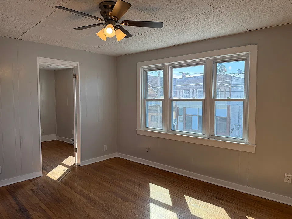 42 Main St #3